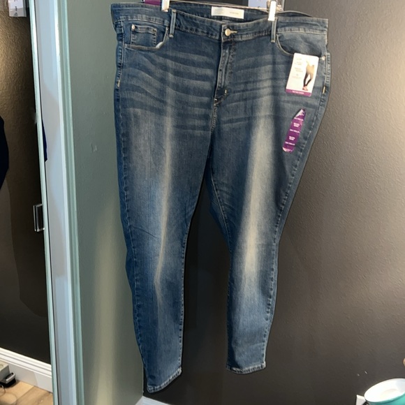 Plus size, Signature Levi Strauss mid rise skinny jeans - Picture 5 of 10